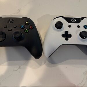 Microsoft Xbox Wireless Controller - Black and White